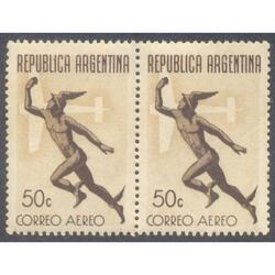 ARGENTINA GJ864 AÉREO 50c HERMOSA PAREJA MINT. U$10