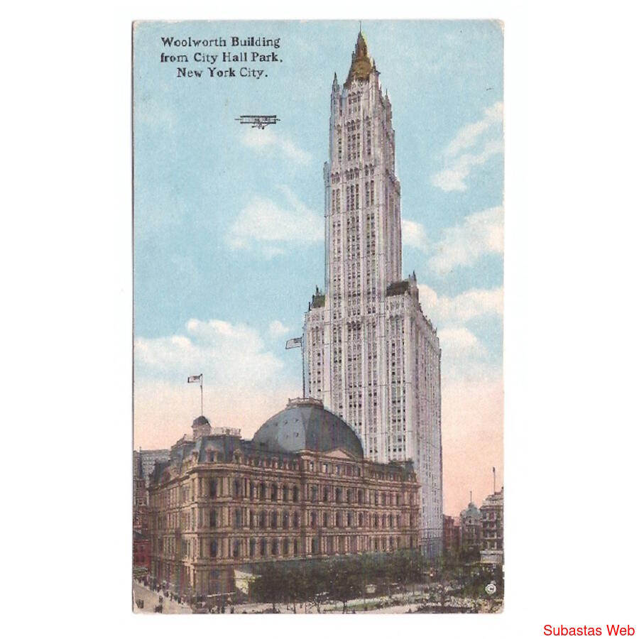 USA. New York City. Woolworth Building from City Hall Park. 